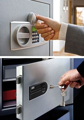 Eine Person öffnet einen Tresor mit Zahlencode und Schlüssel zur sicheren Aufbewahrung.