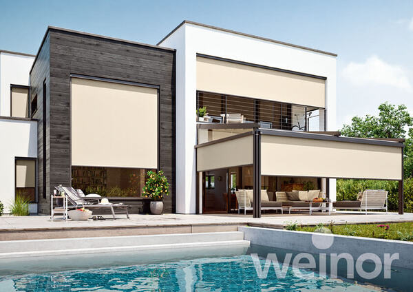 Modernes Einfamilienhaus mit Pool und Sonnenschutz-Markisen auf Terrasse und Fenstern.